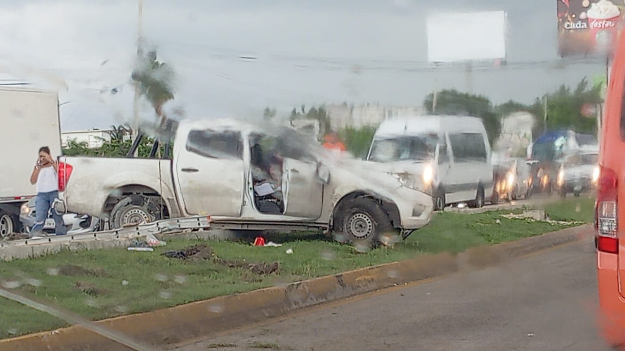 Volcadura de camioneta paraliza el tránsito en la entrada hacia Cancún, rumbo al Aeropuerto.