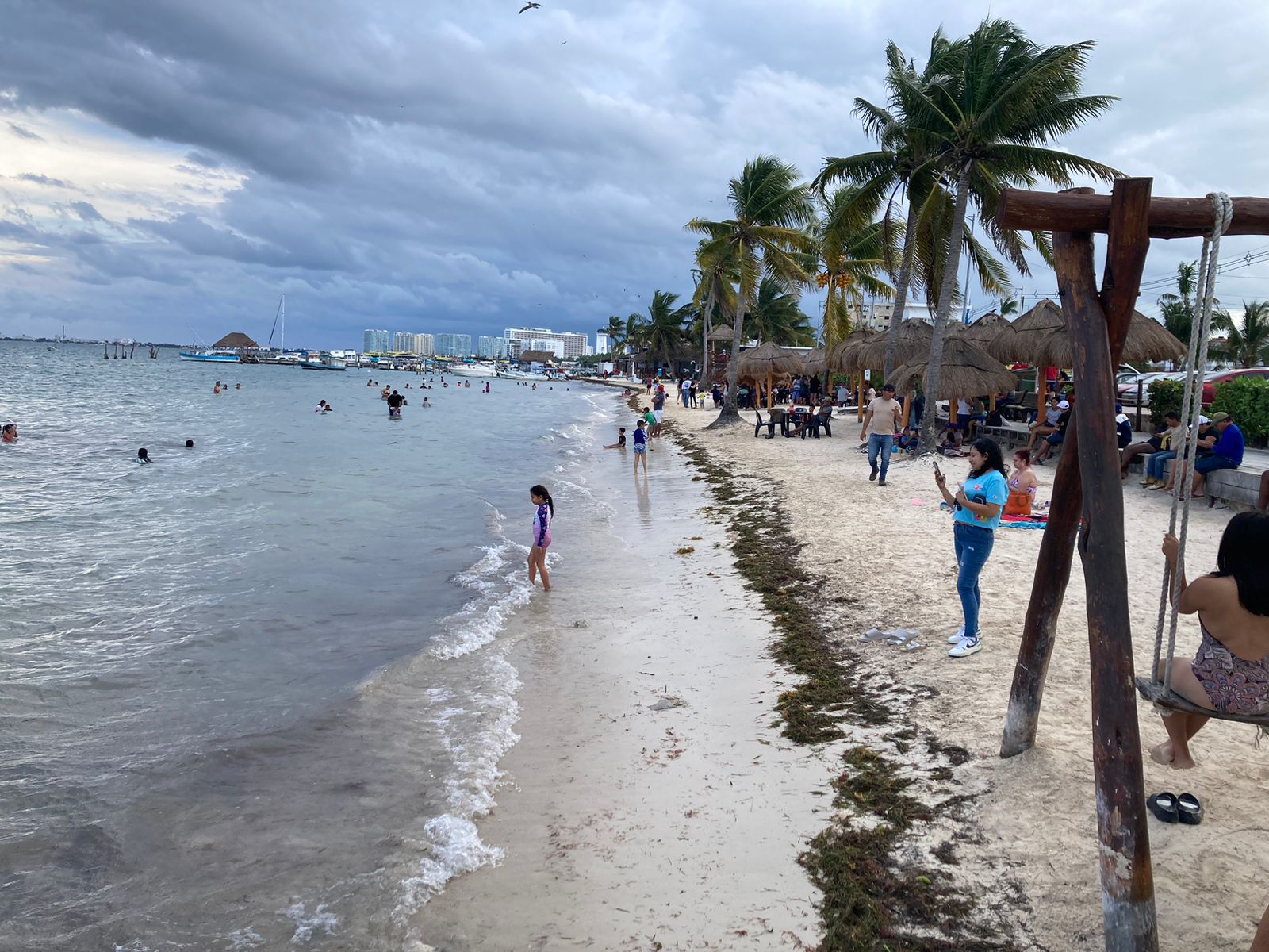 De acuerdo con un recorrido realizado en Playa del Niño, el nivel del agua aumentó de forma considerable, lo que redujo el espacio de playa disponible para los visitantes.