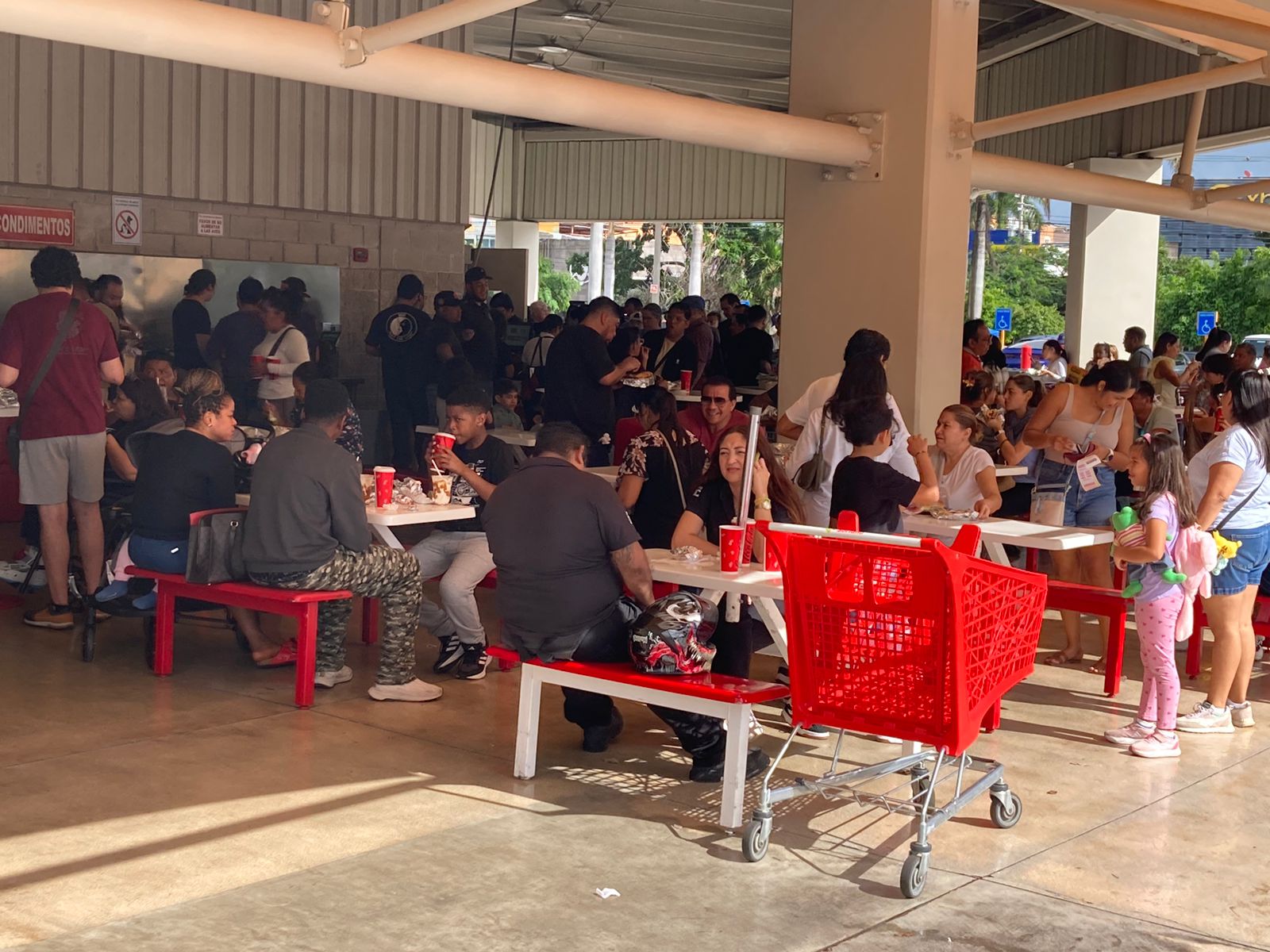 Se registró una notable afluencia de cancunenses realizando compras para las celebraciones de fin de año