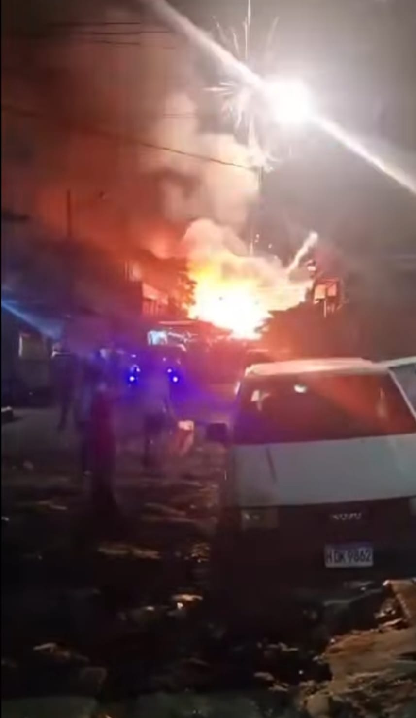 Autoridades estiman que entre 50 y más de 100 puestos resultaron dañados o completamente destruidos