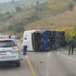 un camión de pasajeros que trasladaba a un grupo de jornaleros volcó de manera aparatosa; el saldo de una persona muerta y más de 20 heridos.