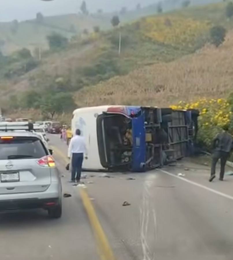 un camión de pasajeros que trasladaba a un grupo de jornaleros volcó de manera aparatosa; el saldo de una persona muerta y más de 20 heridos.