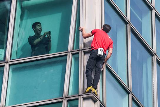 Esto le pagaron a Alex Honnold por escalar el Taipei 101 sin protección