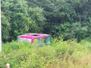 Volcadura en la carretera federal 307 en Puerto Morelos deja un chofer con lesiones leves y afectaciones viales temporales.