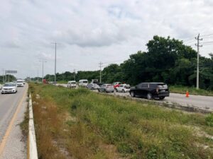 Volcadura en la carretera federal 307 en Puerto Morelos deja un chofer con lesiones leves y afectaciones viales temporales.