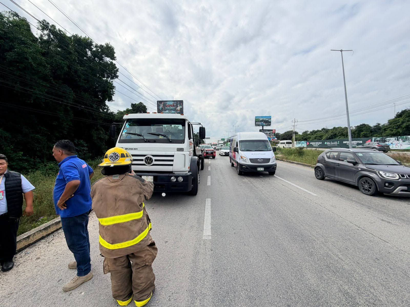 Volcadura en la carretera federal 307 en Puerto Morelos deja un chofer con lesiones leves y afectaciones viales temporales.
