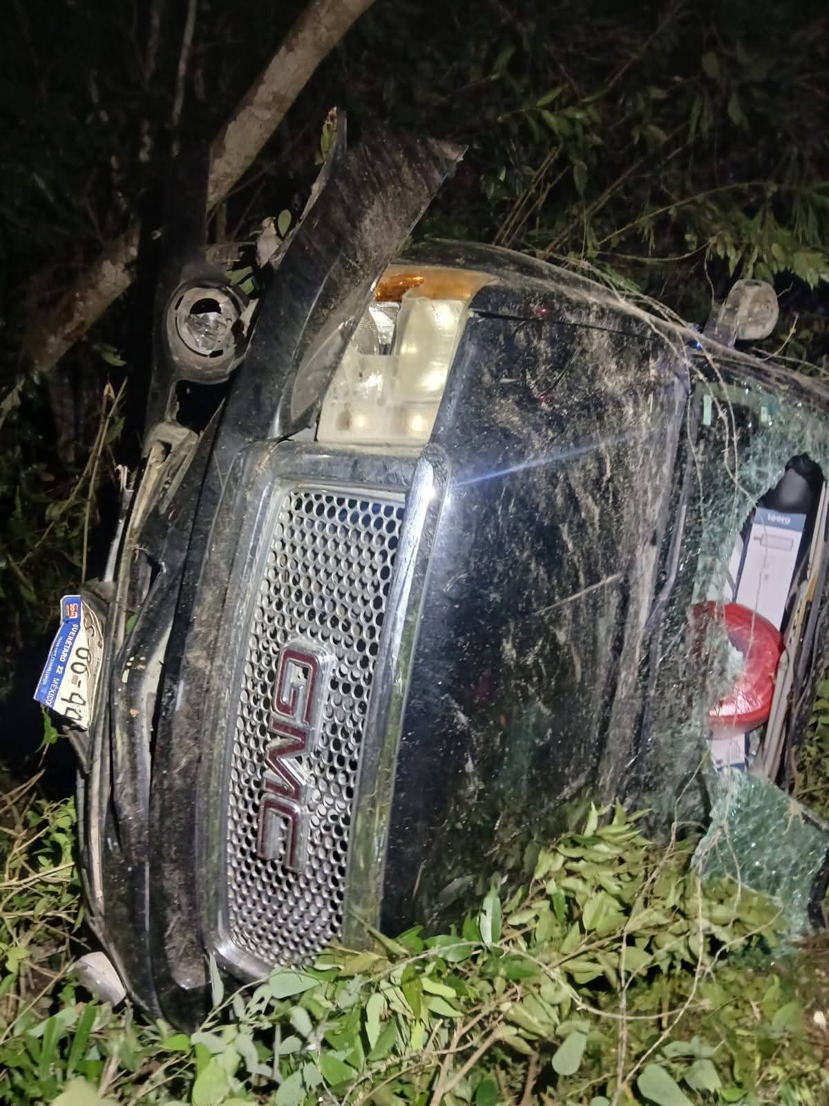 Tras volcar su camioneta en Bacalar, el conductor resultó ileso luego de derrapar en el tramo Xtomoc–Buenavista.