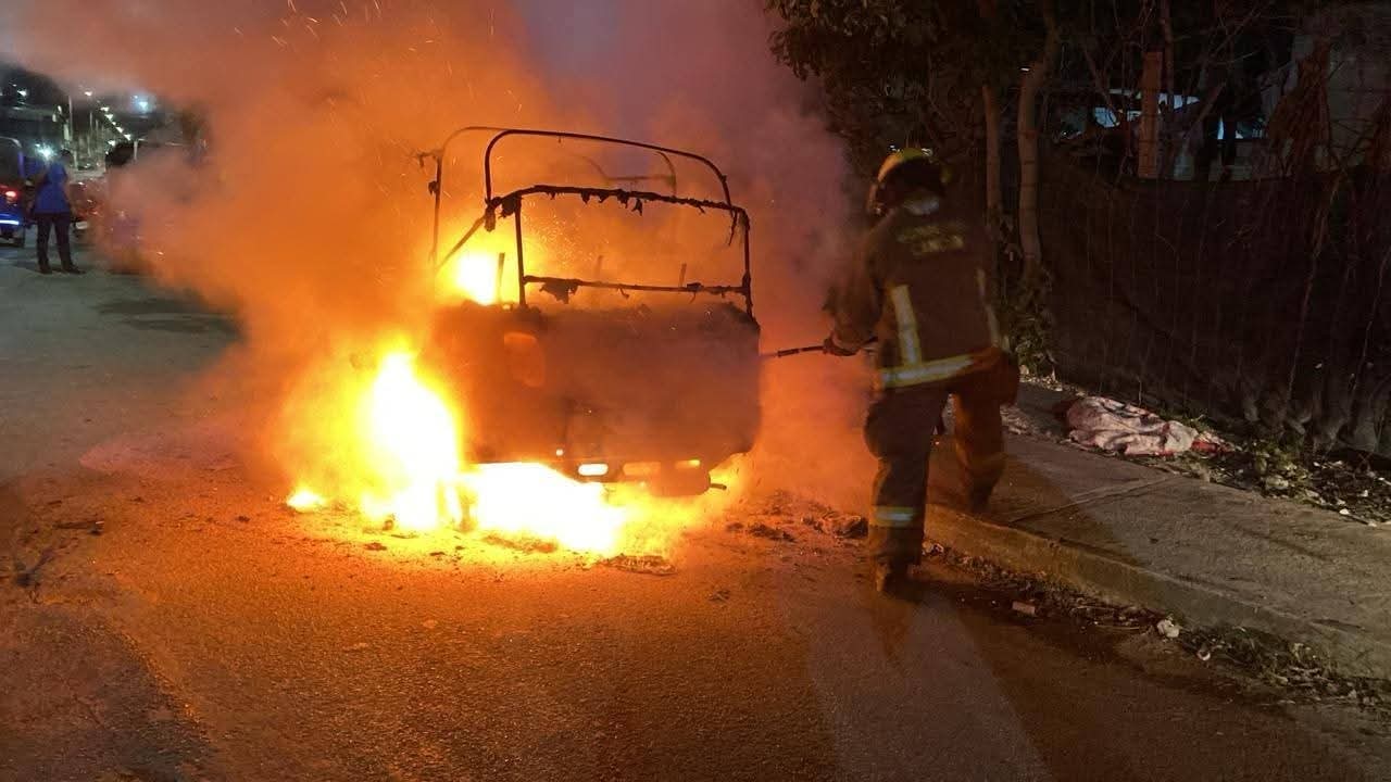 Incendio de mototaxi en Cancún moviliza a los bomberos hacia la Supermanzana 247