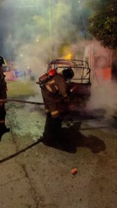 Incendio de mototaxi en Cancún moviliza a los bomberos hacia la Supermanzana 247
