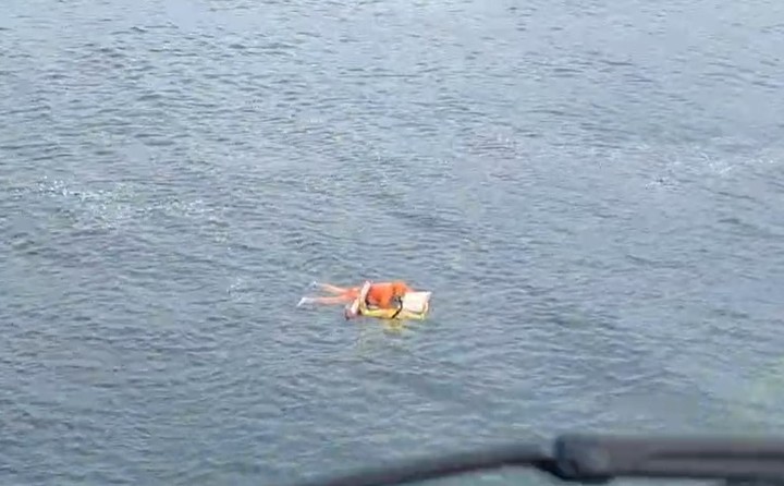 Hombre sobrevive 17 horas en altamar aferrado a una puerta de heladera