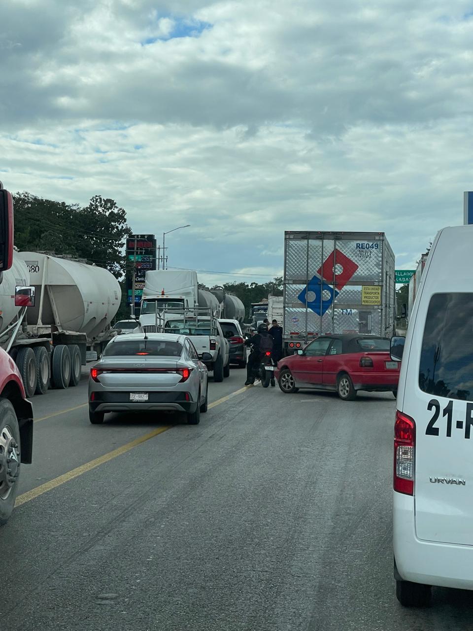 Tráfico en Cancún colapsa accesos a la zona hotelera y la vía 180