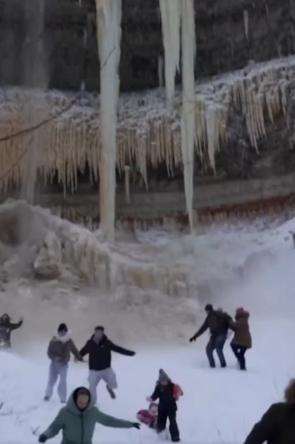 Cascada congelada casi aplasta a turistas en Estonia; el colapso quedó captado en video