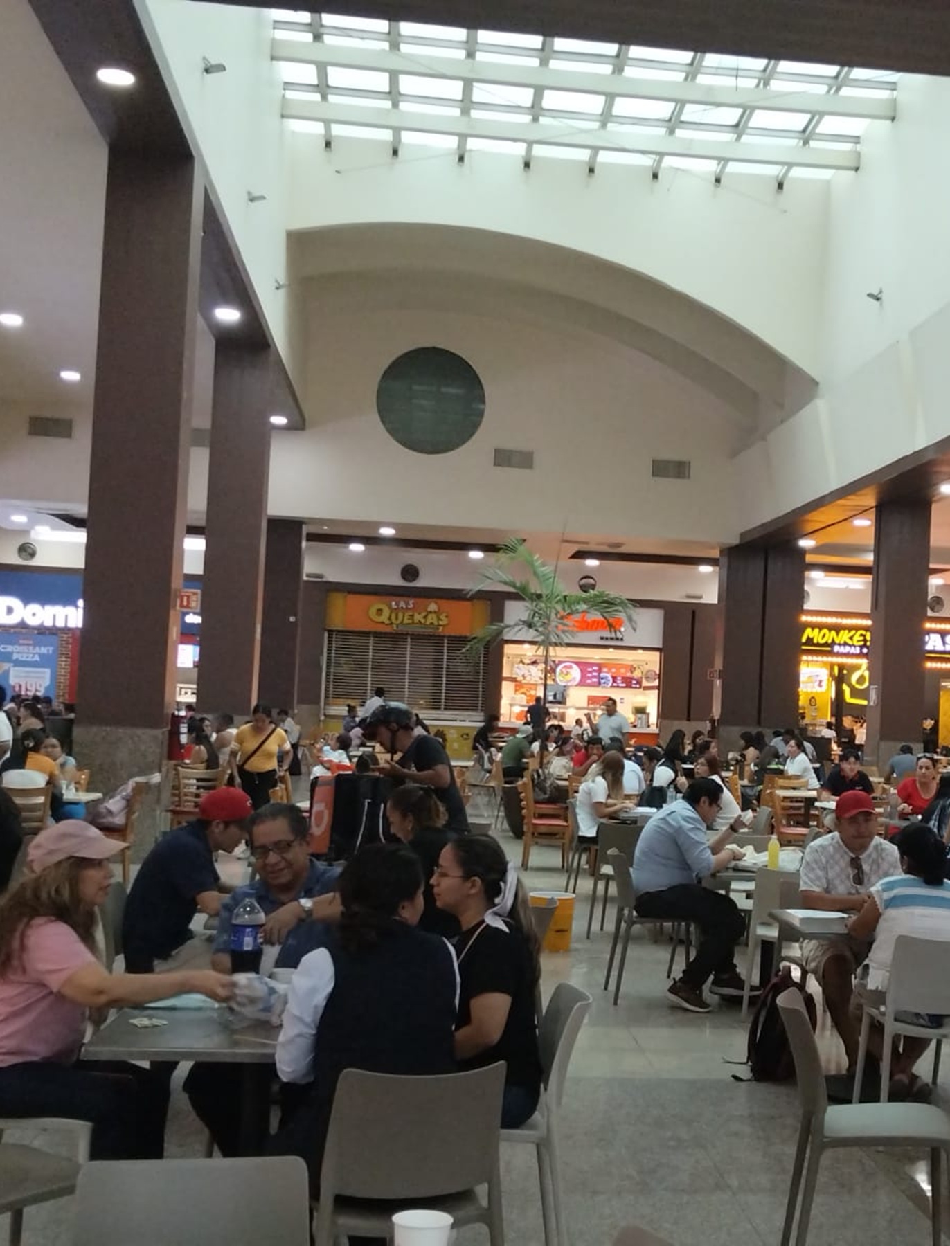 El ingreso de agua por el techo y la presencia de pisos mojados obligaron a visitantes y trabajadores a transitar con precaución, ante el riesgo de resbalones y accidentes