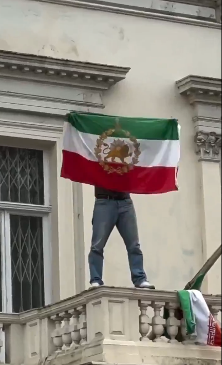 Quitan bandera de la República Islámica de la embajada iraní de Londres