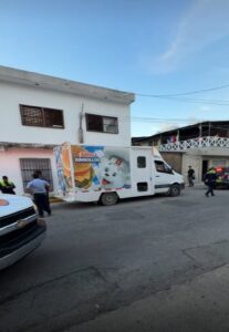 Choque en la colonia Colosio de Playa del Carmen deja dos personas lesionadas tras impacto entre camión y motocicleta.