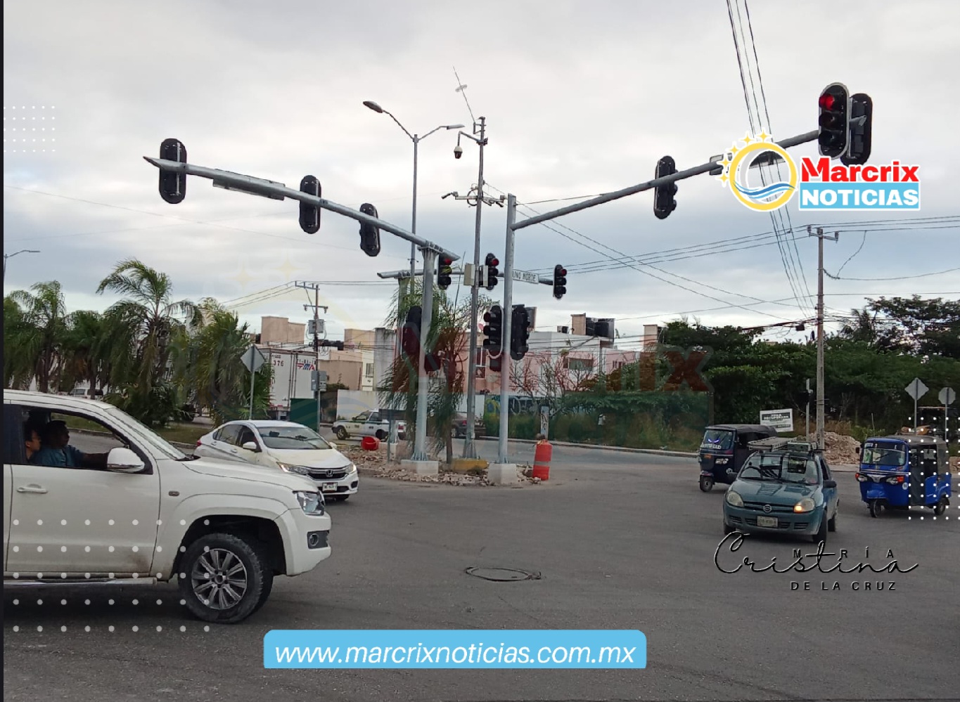 semáforos en el cruce de las avenidas Chac Mool y Tules