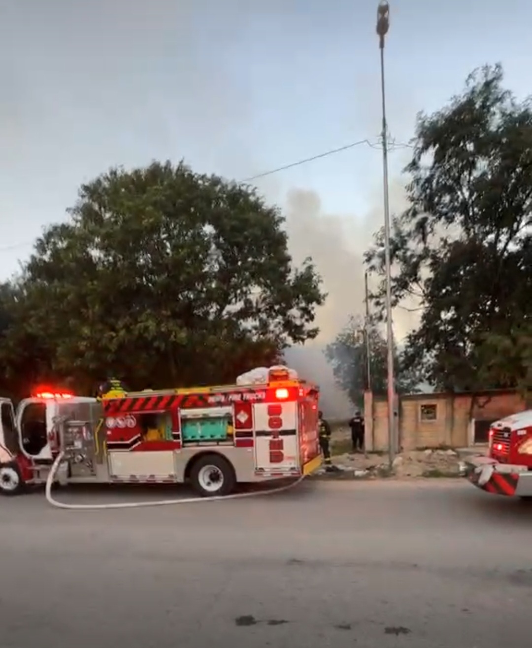 Arde vehículo dentro de encierro