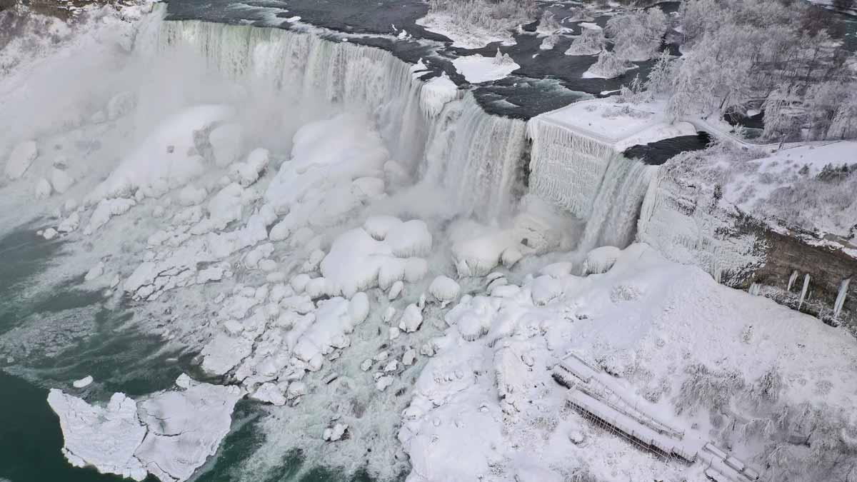 Cataratas del Niágara se congelan por tormenta invernal histórica