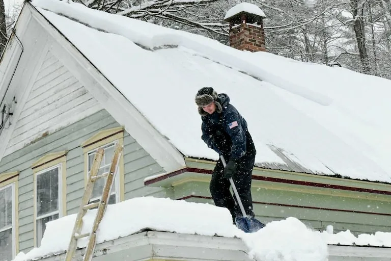 Tormenta invernal en Estados Unidos deja 35 muertos, más de medio millón de hogares sin luz y provoca emergencias en 20 estados.