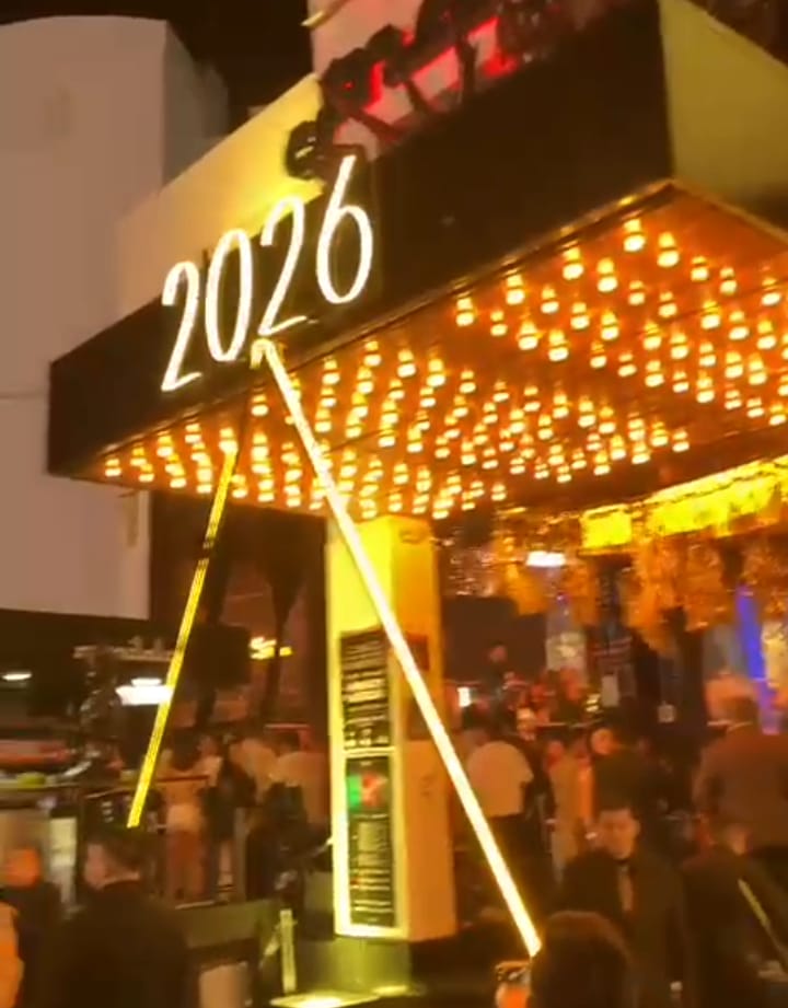 Por lo que fue desde previo a las 12 de la noche que inició la cuenta regresiva para recibir el Año Nuevo 2026, por lo que al tocar la última campanada el cielo de las playas