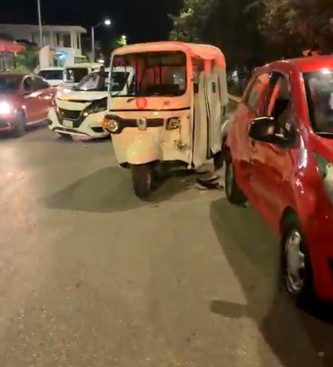 Un automóvil Nissan March color blanco impactó al mototaxi, también de color blanco, el cual a su vez fue proyectado contra un vehículo color rojo, tipo Spark