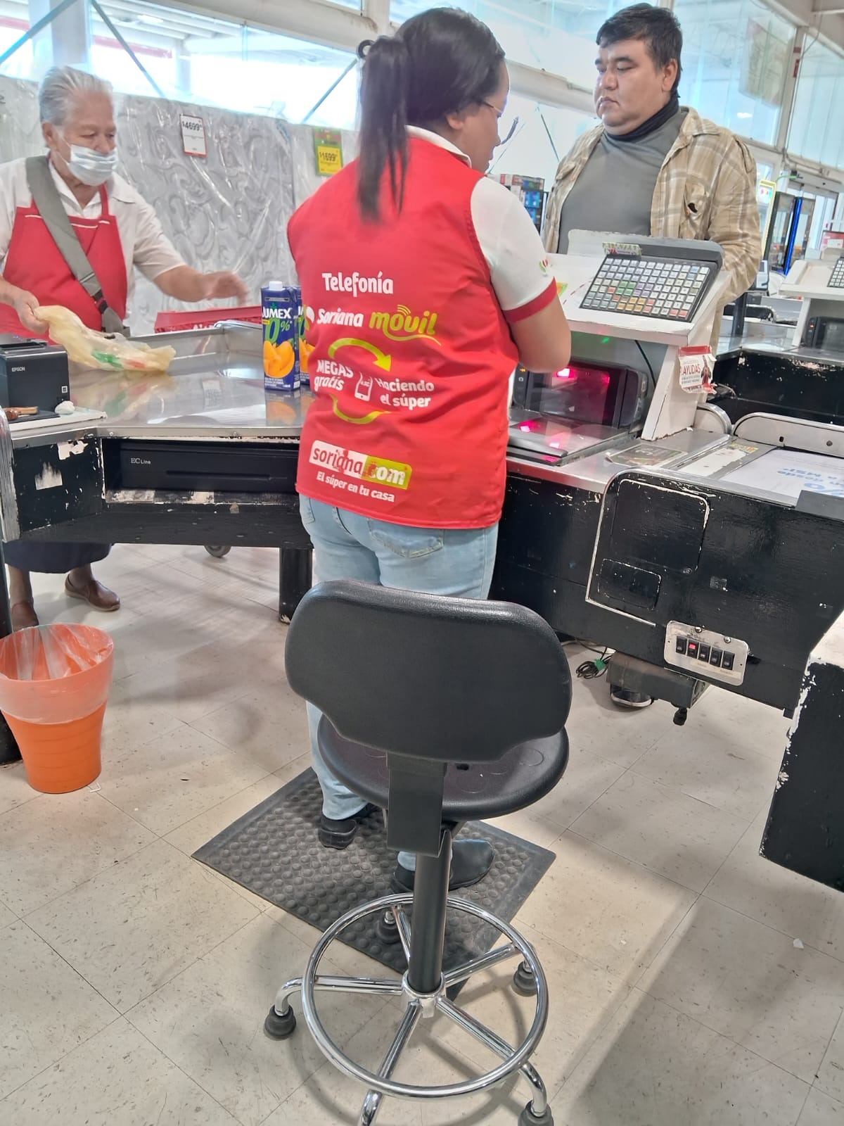 Durante un recorrido realizado en una tienda de autoservicio ubicada sobre la avenida Kabah, se constató que la mayoría de las empleadas permanecían de pie