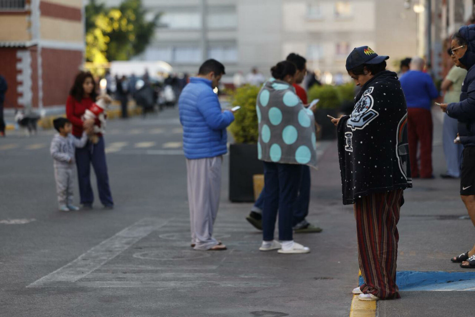 Tras el sismo de 6.5 en Guerrero, la CFE restableció 82% del servicio eléctrico. Persisten afectaciones para 121 mil usuarios.