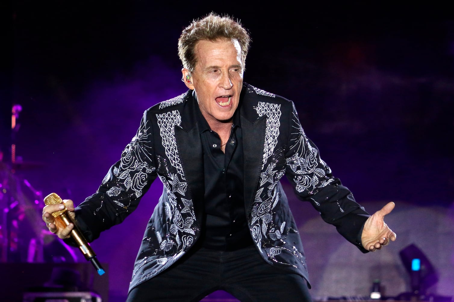 Emmanuel es hospitalizado por crisis de vértigo antes de su concierto en Morelos