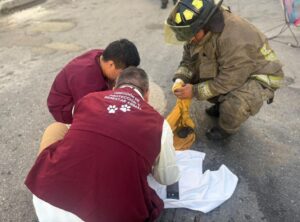 Bomberos rescatando a gatitos de incendio