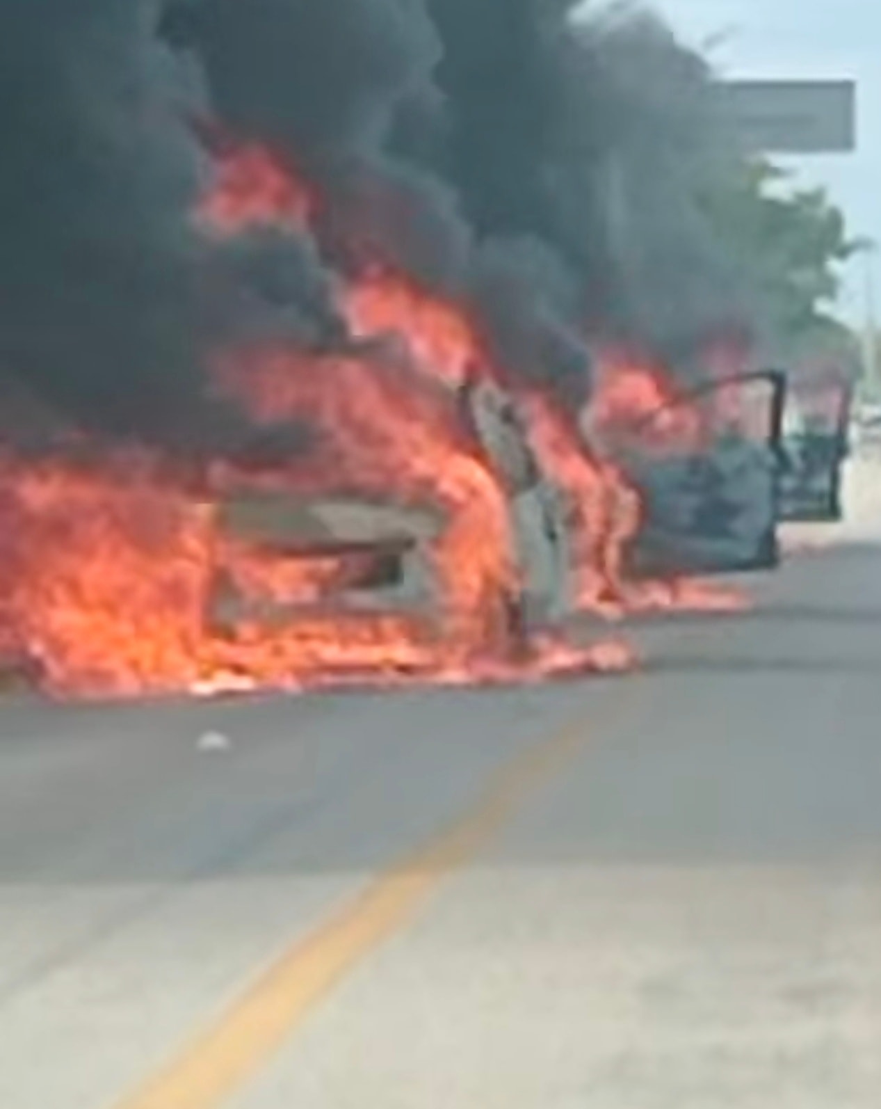 Reportan cierre de la carretera Cancún–Mérida por incendio de vehículos