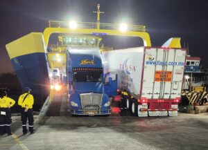 Tráiler se atasca al descender de ferry en Isla Mujeres
