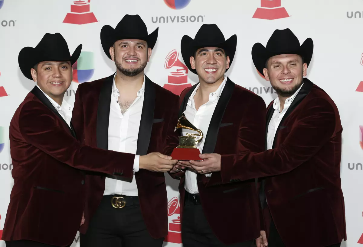 Calibre 50 en Los Grammys