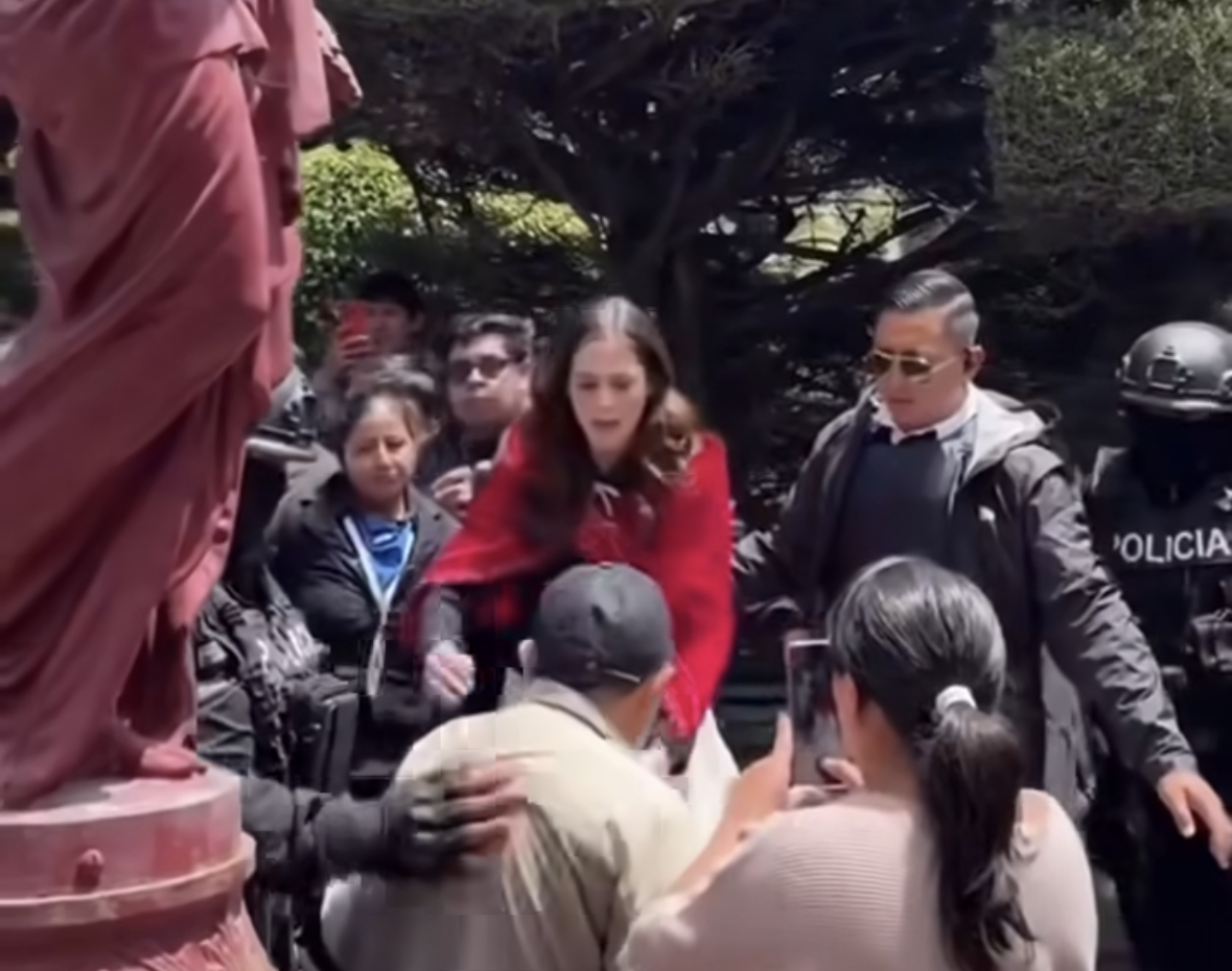 Fátima Bosch auxilia a adulto mayor tras sufrir una caída