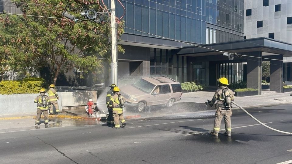 Camioneta choca con tubería de gas en Monterrey y obliga a evacuar dos edificios sin que se reporten personas lesionadas.