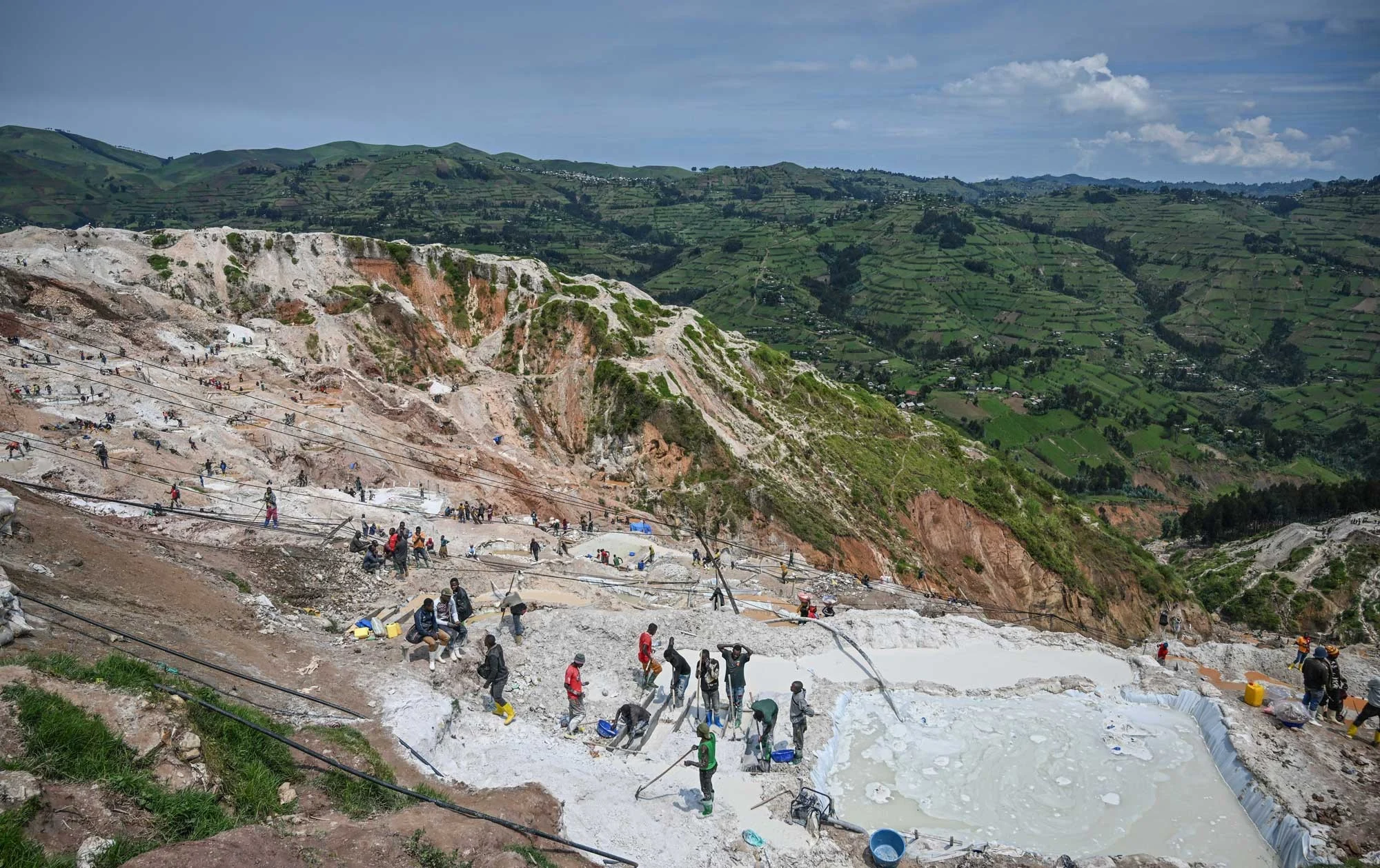 Un derrumbe en una mina de coltán en el Congo deja más de 200 muertos y refleja los riesgos de la minería artesanal en zonas de conflicto.
