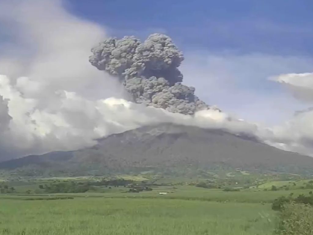 Erupción del volcán Kanlaon en Filipinas genera columna de ceniza de 2 mil metros