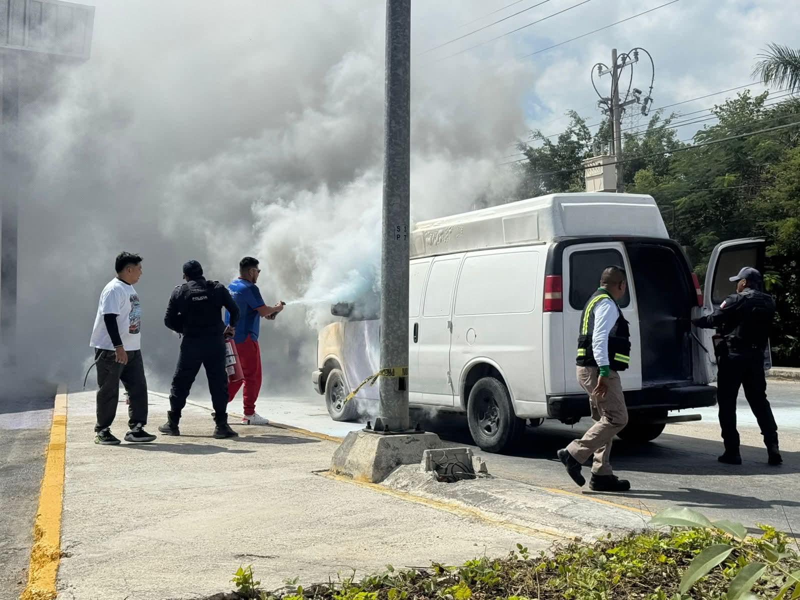 Incendio de ambulancia en Playa del Carmen genera caos vial rumbo a Tulum