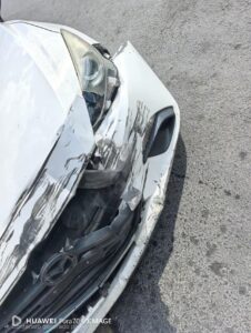 Accidente en Puerto Aventuras deja tres lesionados tras choque entre auto y mototaxi en la calzada Puerto Maya