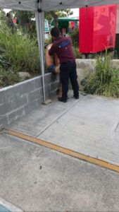 Accidente en Puerto Aventuras deja tres lesionados tras choque entre auto y mototaxi en la calzada Puerto Maya