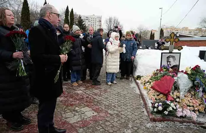 Detienen a seguidores de Navalni en Rusia durante homenaje por su segundo aniversario luctuoso