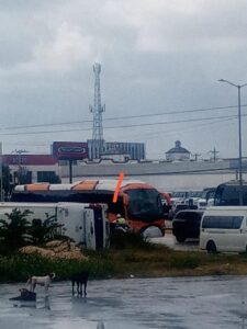 Conductor de autobús pierde el control y vuelca en el bulevar Colosio de Cancún,