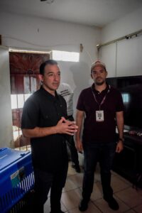 Rescatan a perrito en Cancún tras denuncia por abandono en azotea