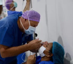 Valoran a 510 pacientes para cirugía de cataratas en jornada médica en Quintana Roo