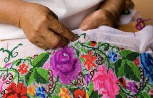 Bordadoras de Yucatán piden un alto al plagio y exigen protección para el bordado tradicional
