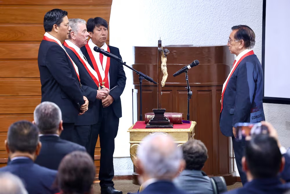 Congreso designa a José María Balcázar presidente interino de Perú tras destitución de Jerí