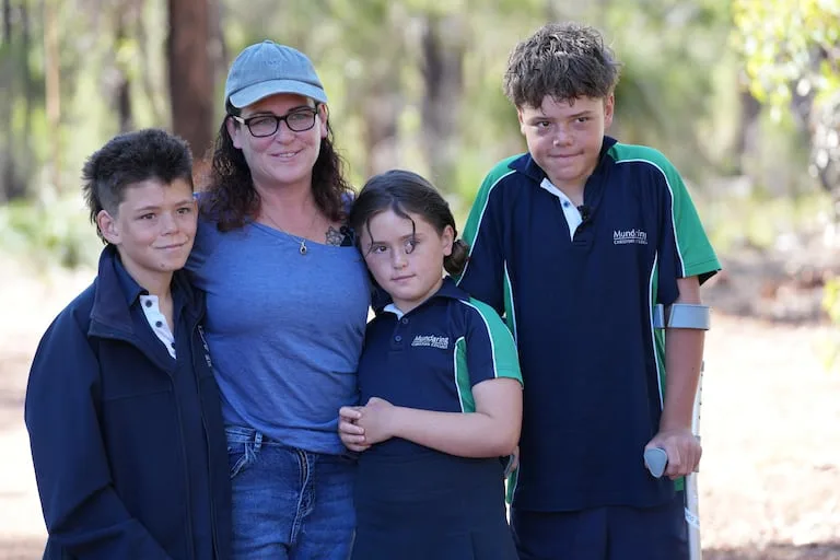 Niño salva a su familia en el mar al nadar durante horas hasta la costa tras quedar a la deriva en Australia.