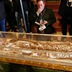 Exhiben los restos de San Francisco de Asís a 800 años de su muerte y prevén una peregrinación multitudinaria
