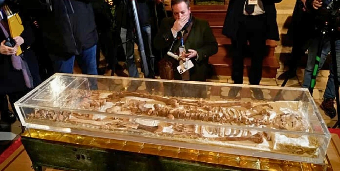 Exhiben los restos de San Francisco de Asís a 800 años de su muerte y prevén una peregrinación multitudinaria.