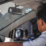 Uso de rosarios en el retrovisor podría generar multas y detenciones en Estados Unidos