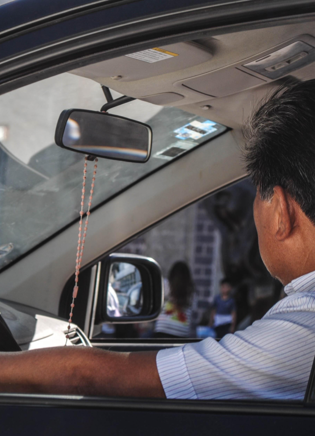 Uso de rosarios en el retrovisor podría generar multas y detenciones en Estados Unidos